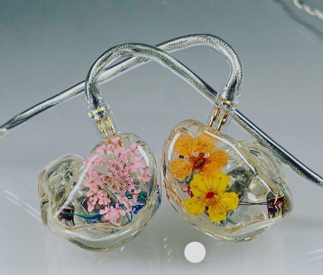 | Imagen | Título sugerido | ALT |<br />
|---|---|---|<br />
| 1 | In-Ear para cantantes: cómo utilizarlos correctamente | `In-Ear para cantantes correctamente colocados` |<br />
| 2 | ¿Por qué no debes quitarte un In-Ear? | `In-Ear para cantantes y protección auditiva` |<br />
| 3 | In-Ear universal vs. In-Ear a medida | `In-Ear para cantantes universal y a medida` |<br />
| 4 | Cómo cuidar tus In-Ears | `mantenimiento In-Ear para cantantes` |